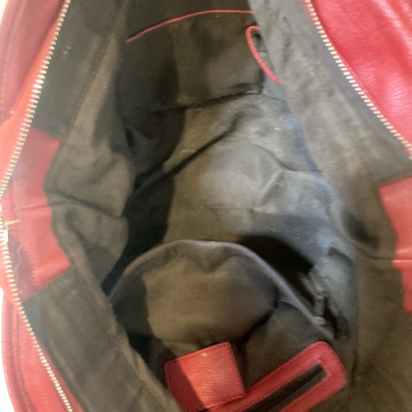 Red vegan leather shoulder bag with chain and tassels. - Picture 5 of 5